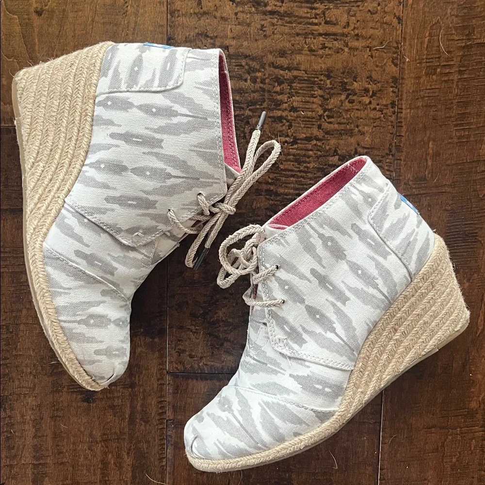 TOMS Desert Wedge gray and white Ikat espadrille wedge heeled booties sz 8